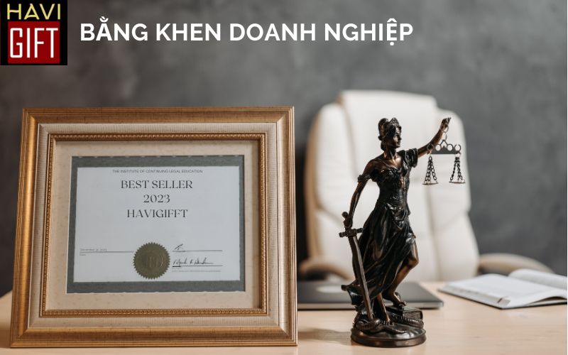 Bằng khen và khung quà tặng trong văn hóa doanh nghiệp