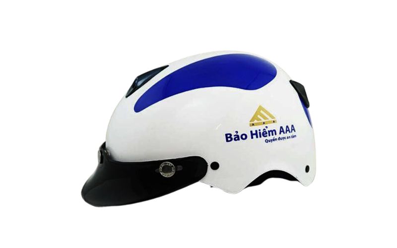 Mũ bảo hiểm đính kèm logo