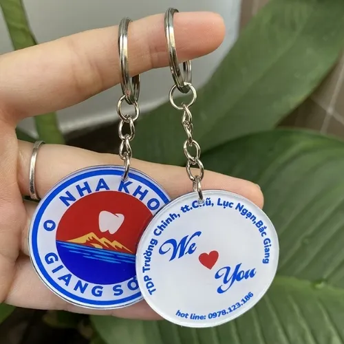 làm móc khóa mica giá rẻ